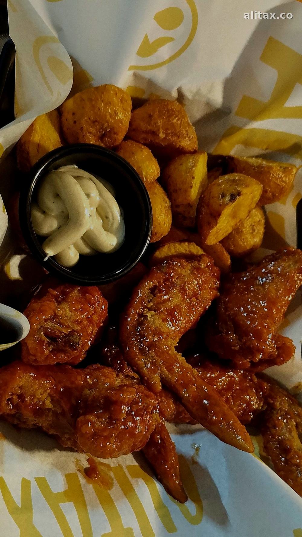 Alitas con patacones y salsa