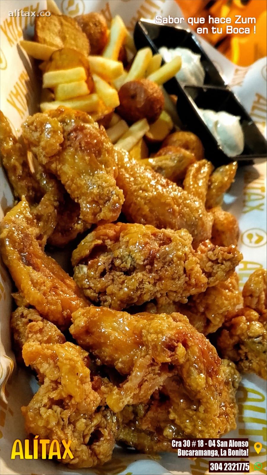 Alitas doradas con papitas y salsa